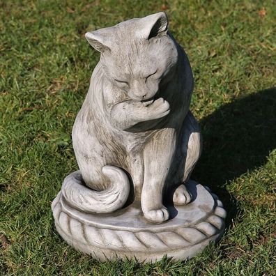 Steinfigur Katze leckt sich die Pfote 43cm grau Englischer Steinguss frostfest