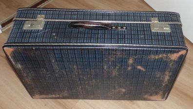 alter abgerockter DDR Koffer mit 2 Schlüsseln Filmdeko