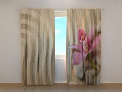 Fotogardine Orchidee auf Sand, Vorhang mit Motiv, Digitaldruck, Gardine auf Maß