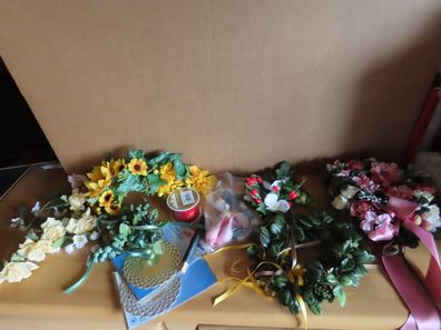 Kiste mit Bastelmaterial Bänder Blumen Vögeln Kugeln Papierglasuntersetzer