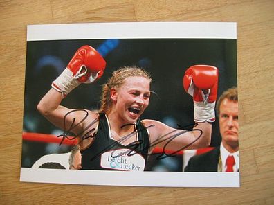 Boxen Weltmeisterin Regina Halmich - handsigniertes Autogramm!!!