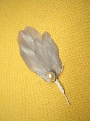 kleine Feder für Damenhut Pillbox Hutfeder grau glänzend m Perle ca 9cm F04-8