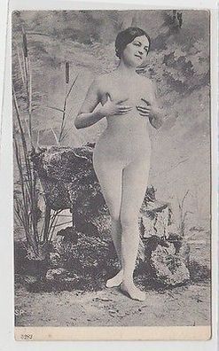 65130 Erotik Ak "Nackte Dame die Brüste bedeckend" Frauenakt um 1910