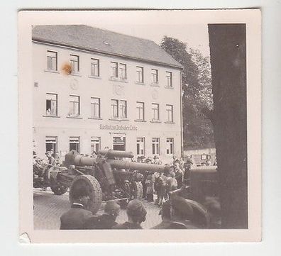 65314 Foto Wehrmacht schweres Geschütz vor Gasthof zur deutschen Eiche 2. WK
