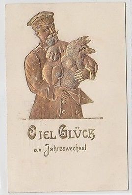 65799 Neujahrs Präge Ak Postbote mit Brief Herz und Glücksschweinen 1912