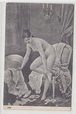 65825 Erotik Ak "Dame entkleidet sich" Frauenakt um 1910