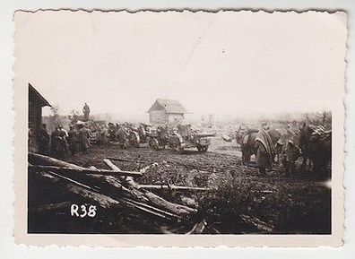 66506 Foto Wehrmacht Soldaten in zerstörtem Dorf in Russland im 2. Weltkrieg