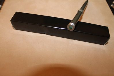 Retro-Kugelschreiber; Vintage-Kugelschreiber, silbermetallic, grüner Edelstein