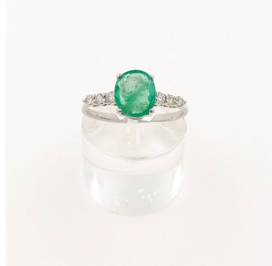 Damen Solitär Ring aus 18 kt Weißgold mit 1.25 ct Smaragd und 0.12 ct Diamanten - ...