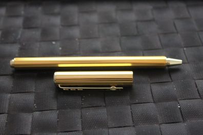 Fineliner 0,4 mm; Ganzmetall-Ausführung, goldfarbig eloxiert; Cap-Off-Mine, lesen