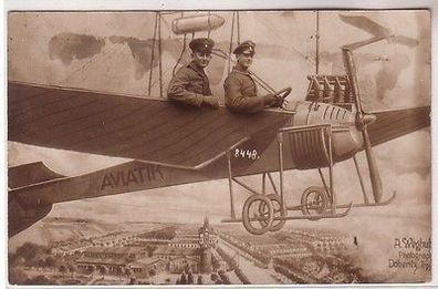 67481 Ak Fotomontage Soldaten im Flugzeug Aviatik über Döberitz 1916