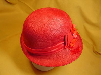 eleganter kleiner Damenhut Strohhut Sisal rot mit Seidenblume und Band