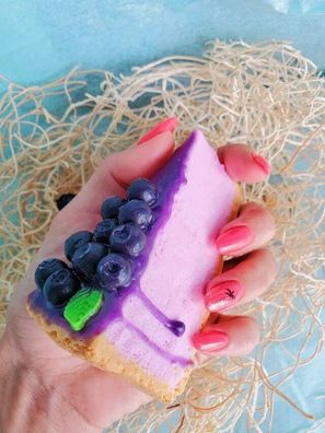 Handgemachte Seife, aus Sheabutter, in Form von einem Stück Blueberry Cheesecake