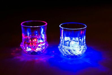 Glas LED blinkend 2 Stück Mix Drinks Trinkglas Cocktail Whiskey Party