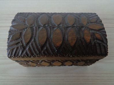 Holzdose mit aufwendigen Gravierungen -10 x 6 x 6,5cm