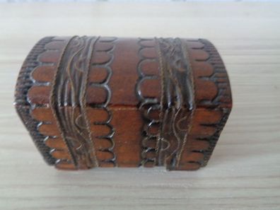 Holzdose mit aufwendigen Gravierungen -6,3 x 4 x 4,5cm