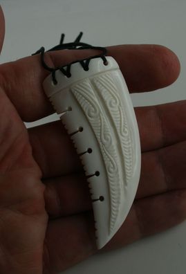 Maori Bone Carving aus Neuseeland mit Schmuckbox Amulett