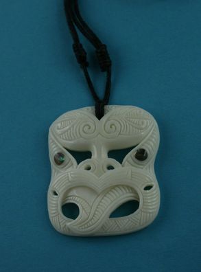 Maori Bone Carving aus Neuseeland Tiki mit Schmuckbox Amulett