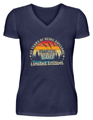 40 YEARS OF BEING Awesome Limited - V-Neck Damenshirt
