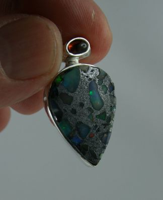 Opal aus Äthiopien in Pyrit Anhänger mit Granat 925 Sterling Silber