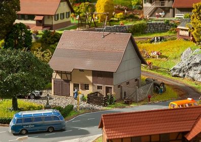 Faller 130557 Scheune mit Hocheinfahrt
