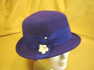 Damenhut süßer kleiner Hut dunkellila mit Ripsband und Walkblümchen DH70