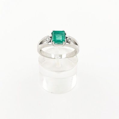 Damen Solitär Ring aus 18 kt Weißgold mit 1.10 ct Smaragd und 0.04 ct Diamanten ...