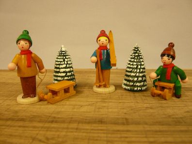 Original Erzgebirgische Figuren Kinder-Wintersportgruppe 3 Kinder + 2 Rillenbäume