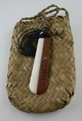 Maori Bone und Holz Carving aus Neuseeland ADZE TOKI mit Geschenktäschchen