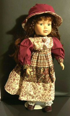 Porzellanpuppe Frau 42 cm groß mit Kleid und rotem Hut inkl. Aufsteller (66)