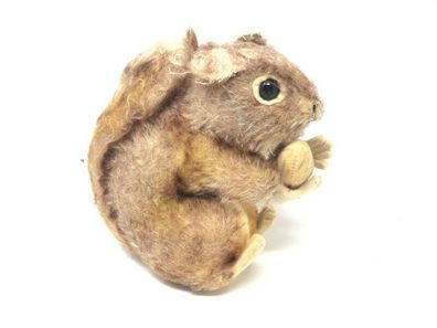 Steiff - Eichhörnchen Perri - sitzend mit Nuss - 13 cm hoch (94)