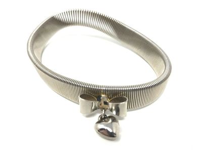 Silberfarbenes elastisches Armband mit Herz Anhänger - Ø ca. 6,5 cm (K)
