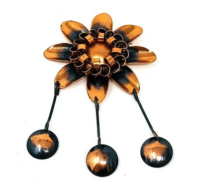 Kupferfarbene Brosche in Form einer Blume mit 3 Anhängern ca. 5,5 cm breit (K)