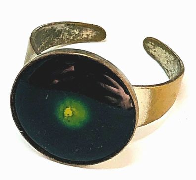 Goldfarbener Ring matt mit schwarz- / grüner Fläche - Ø ca. 1,4 cm (innen) (K)