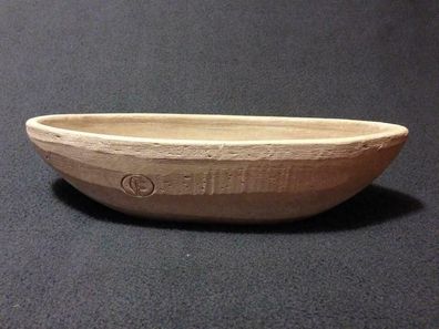 Keramik Schale in Form eines Bootrumpfes Stempel "F" (87)