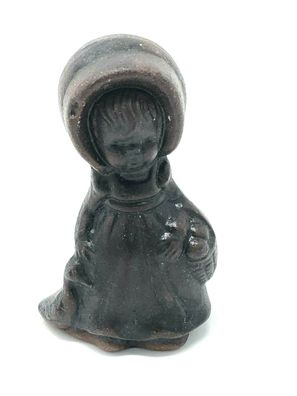 Braune Keramik Figur Rotkäppchen mit Gans und Korb (50-II)
