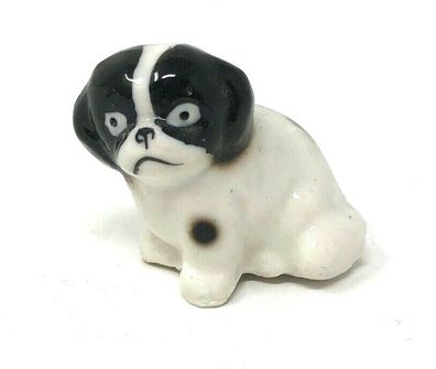 Mini Porzellan Hund Figur Miniatur sitzend ca. 3,2 cm groß schwarz./ weiß (K)