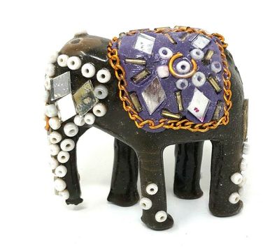 Vintage Deko Elefant mit verschiedenen Gegenständen verziert ca. 5.5 cm groß (K)