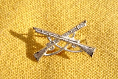 Splint Anstecknadel gekreuzte Gewehr silber od goldfarben 3,7 cm Westernreiten p