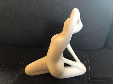 Gilde Porzellan Skulptur - schöne Frau - kniend - ca. 22 cm groß (W4)