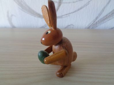 Osterhase aus Holz - erzgebirgische Volkskunst 6,5 cm Ei grün