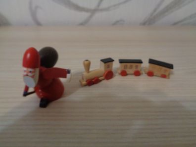 Erzgebirge Volkskunst- Weihnachtsmann mit kleiner Eisenbahn 15,5cm