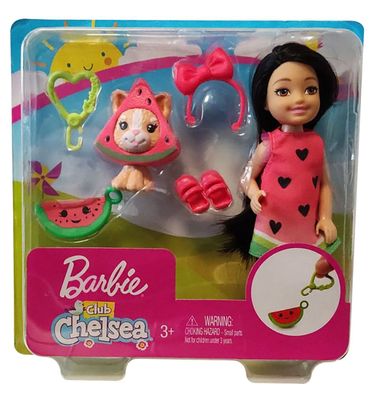 Mattel GHV71 Barbie Club Chelsea Puppe (schwarzhaarig) im Wassermelonenkostüm, m
