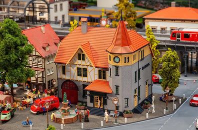 Faller H0 Bausatz, Rathaus mit Feuerwehrgarage, Miniaturwelten 1:87, Art. 130649
