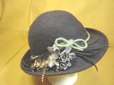 Atelier Einzelstück chicer Damenhut ausgefallen in Farbe taubenblau mit Blumen DH62