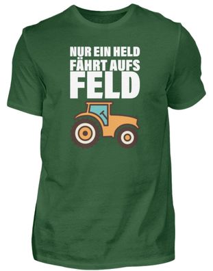 NUR EIN HELD FÄHRT AUFS FELD - Herren Basic T-Shirt-U978GR17