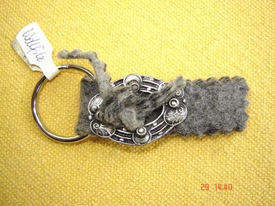 Schlüsselanhänger z Tracht filigrane Schließe altsilberfb mit Filz grau stabiler Ring
