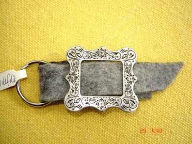Schlüsselanhänger zur Tracht barocke Schließe altsilberfb mit Filz grau stabiler Ring