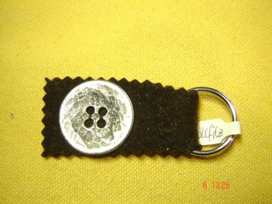 Schlüsselanhänger zur Tracht Filz dunkelbraun mit großem Knopf stabiler Ring