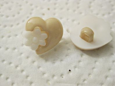 1Kunststoffkinderknopf Herz weiß/ beige 15x6mm Öse4mm Nr 1210